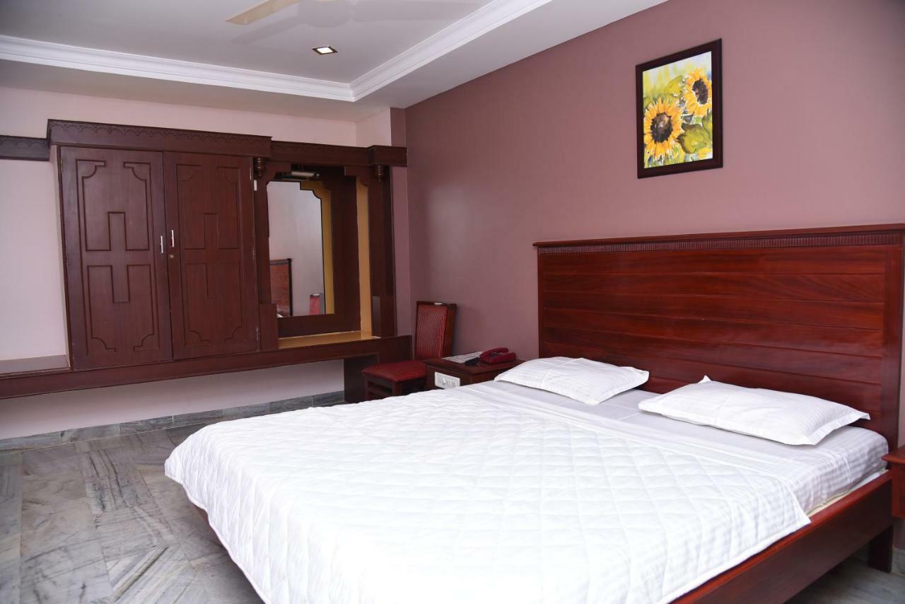 Hotel Subhalakshmi Palace Kāraikkudi Exterior photo